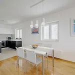 Apartman 330 *
