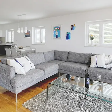 Apartament 330